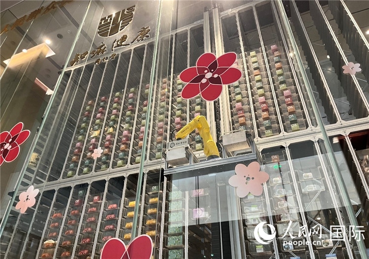 6. 機械臂正在取貨。（人民網(wǎng)記者陳思 攝）
