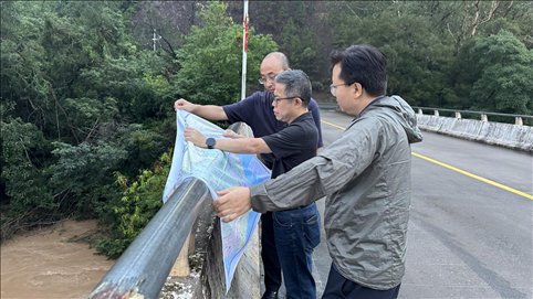 珠江委工作組在三河鎮(zhèn)三河大橋進(jìn)行防洪工程調(diào)度工作。 水利部供圖