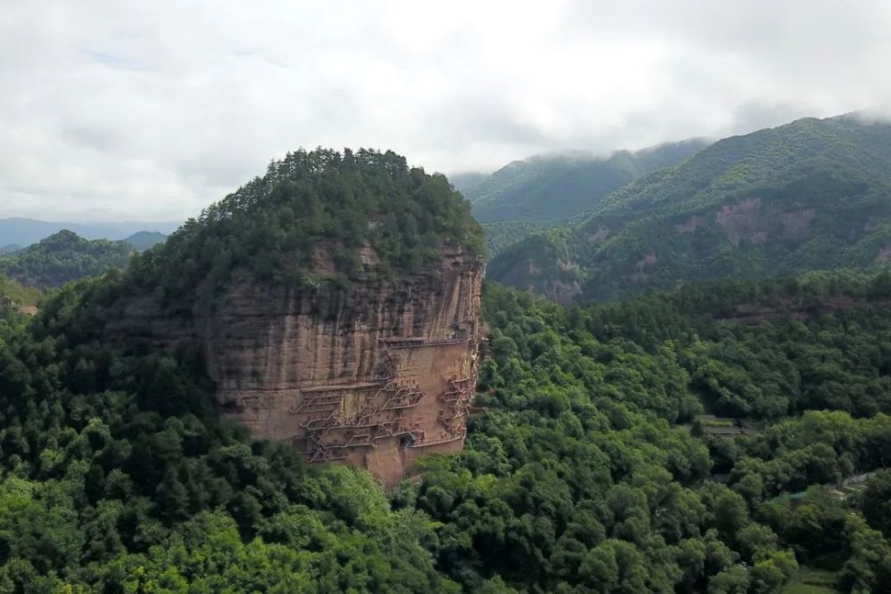 麥積山石窟全景。新華社記者 范培珅 攝