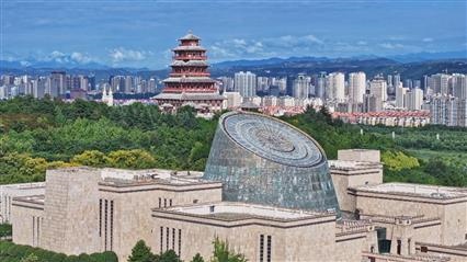△寶雞青銅器博物院建筑外形運(yùn)用高臺門闕、青銅厚土的建筑語言，氣勢恢宏，厚重威嚴(yán)。（總臺央視記者范凱拍攝）