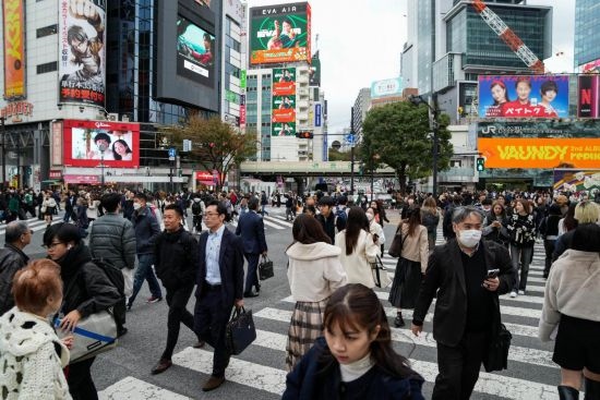 2023年11月15日，人們走過日本東京澀谷車站前的十字路口。新華社記者張笑宇攝