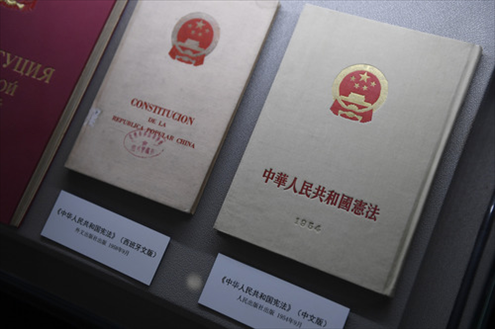 這是“五四憲法”歷史資料陳列館北山街館區(qū)展出的“五四憲法”中文版和西班牙文版。（2018年2月24日攝）新華社記者黃宗治攝
