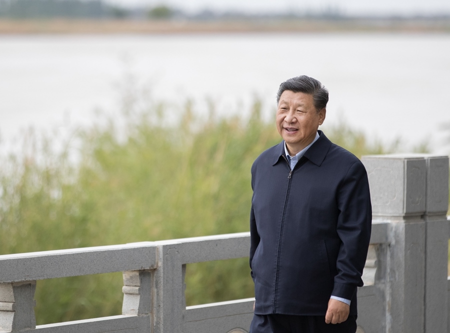 2020年6月8日，中共中央總書記、國家主席、中央軍委主席習(xí)近平在寧夏黃河吳忠市城區(qū)段了解加強(qiáng)黃河流域生態(tài)保護(hù)情況。新華社記者 王曄 攝