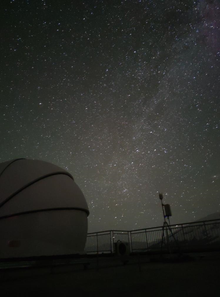 星空下的塔縣星地激光通信地面站。（中國科學(xué)院空天信息創(chuàng)新研究院供圖）