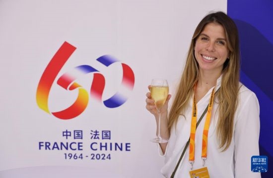 9月12日，工作人員在服貿(mào)會法國國家館展示香檳酒。新華社記者 戚曉毅 攝