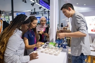 觀眾正在品嘗伊朗的藏紅花茶。人民網(wǎng)記者 翁奇羽攝