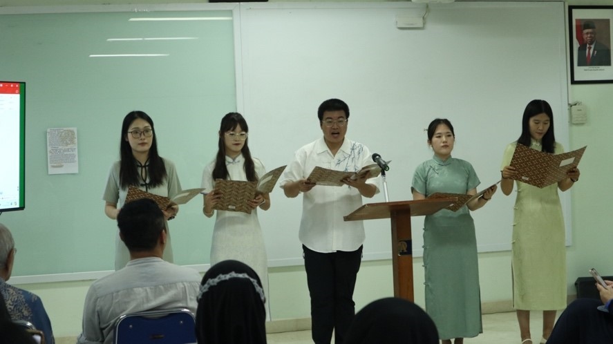 阿拉扎大學(xué)孔子學(xué)院志愿者教師表演詩朗誦。活動主辦方供圖