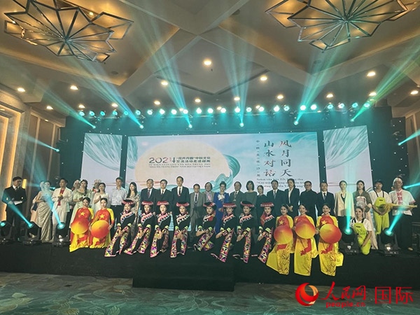 兩國(guó)嘉賓與中越藝術(shù)家現(xiàn)場(chǎng)合影。人民網(wǎng)記者 楊曄攝