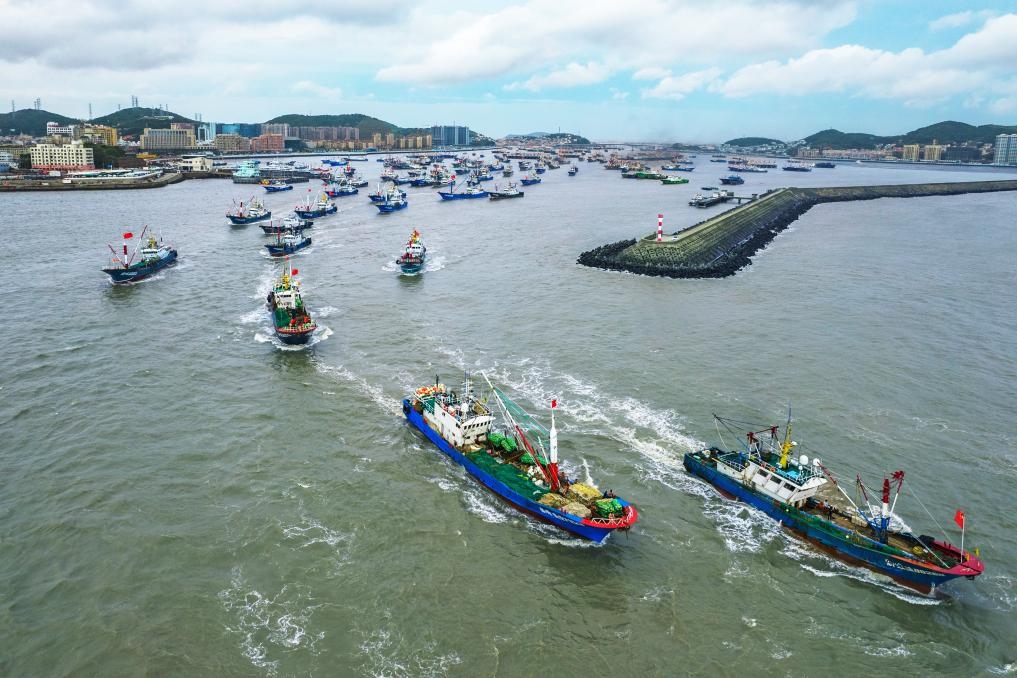 舟山沈家門水域漁船集中出海。（浙江海事局供圖）