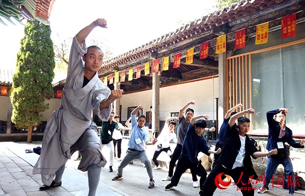 日本少林寺拳法青年代表團體驗體驗少林十三拳。人民網記者 張靖攝