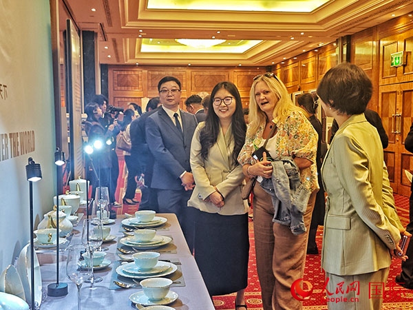 英國觀眾參觀“景德鎮(zhèn)制”區(qū)域品牌新品。人民網(wǎng)記者 邢雪攝