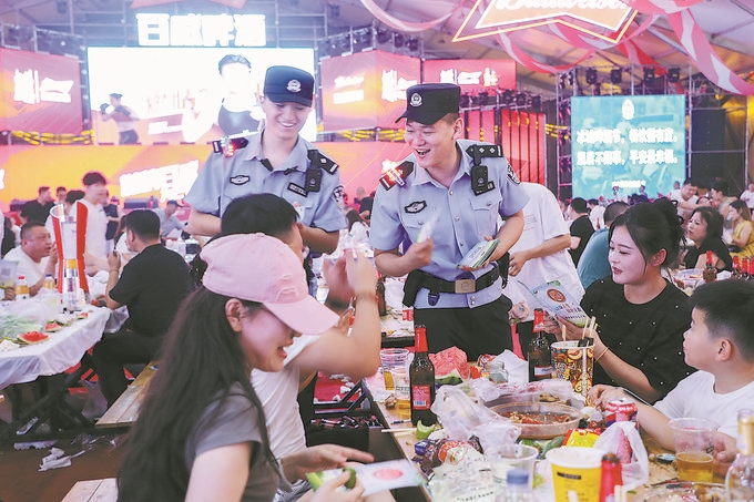 8月10日，黑龍江省哈爾濱市公安局松北分局民警輔警在啤酒大棚開展安全宣傳。史繼東攝