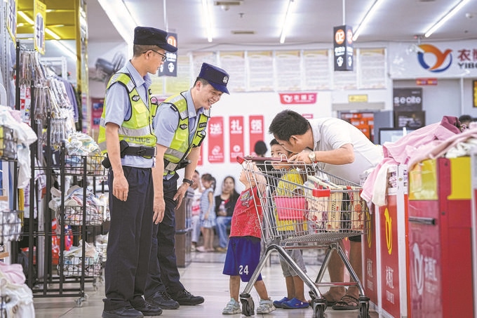?8月27日，貴州省凱里市公安局組織開展拉網(wǎng)式大排查，民警在超市和群眾交流。周國輝攝