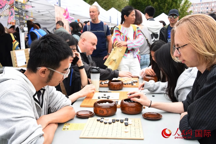 圍棋博弈。人民網(wǎng)記者 殷淼攝