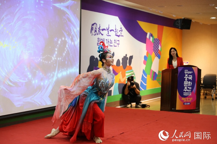 中國演員在中國文化周開幕式上表演舞蹈。人民網(wǎng)記者 莽九晨攝
