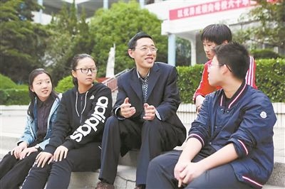 淮北市首批高層次人才儲(chǔ)備金獲得者、淮北市第一中學(xué)教師陳超（左三）在與學(xué)生交談?；幢笔形瞬殴ぷ骶止﹫D