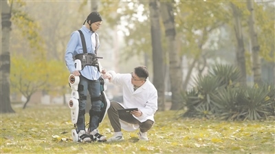 圖為天津大學(xué)科研人員正在對腦機接口外骨骼機器人開展功能測試。受訪者供圖