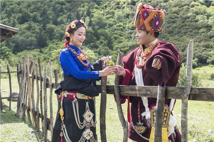 康定情歌（木格措）風(fēng)景區(qū)中的一對(duì)年輕人。林革文攝