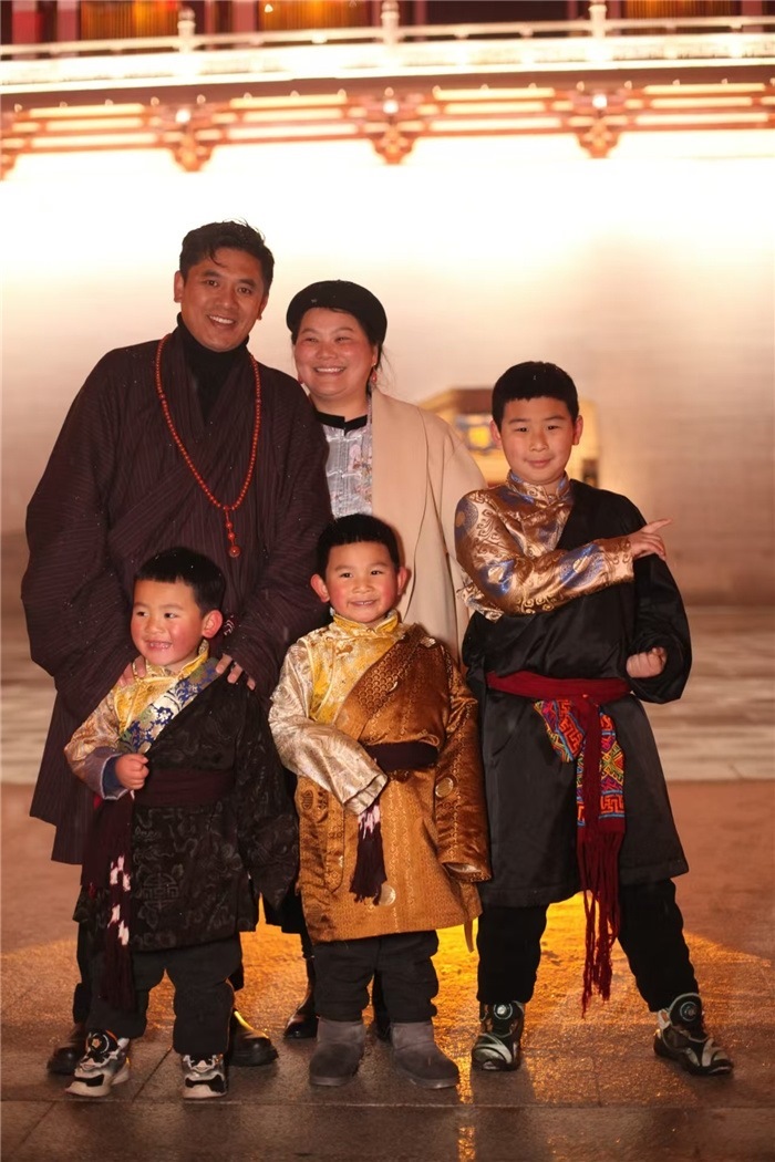 康定的節(jié)日氛圍多元和諧。圖為2024年元宵夜，洛讓銀登一家五口在旅行中拍攝的合影。資料圖片
