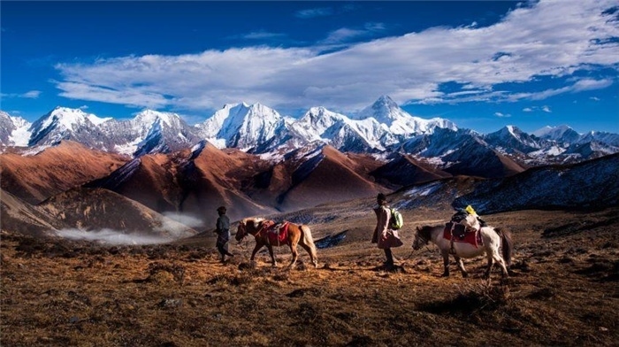 “守護(hù)貢嘎”是當(dāng)?shù)卮迕駱闼氐男拍詈妥园l(fā)的行動(dòng)。圖為貢嘎山“馬背巡護(hù)隊(duì)”開展日常巡護(hù)工作 林革文攝