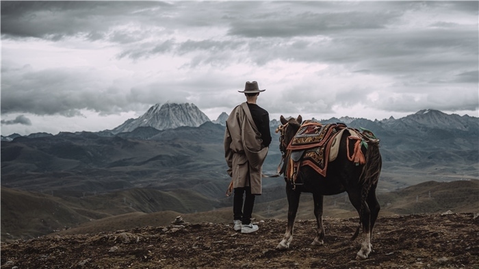 在康定八郎生都星空營(yíng)地，村里的青年丹真德勒牽馬注視世代生活的家園。八郎村提供