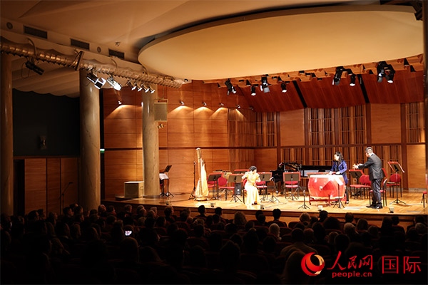中國(guó)歌劇舞劇院的音樂(lè)家表演京劇曲牌《夜深沉》。人民網(wǎng)記者 禹麗敏攝