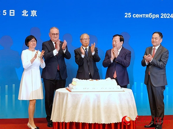 中共中央政治局委員、全國人大常委會副委員長李鴻忠（中），夏寶龍主席（右二），楊萬明會長（右一）和莫爾古洛夫大使（左二）、大使夫人莫爾古洛娃（左一）在招待會上共切蛋糕。人民網(wǎng)記者 李明琪攝