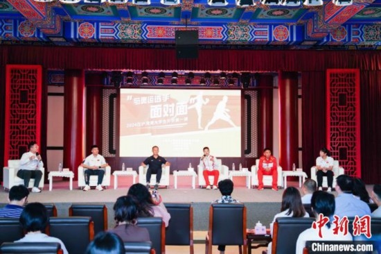 吳愉、王德新、沈?qū)W軍、江海東、朱曉蕾與在座同學(xué)們分享個(gè)人的體育故事與成長(zhǎng)感悟。上海市港澳辦供圖