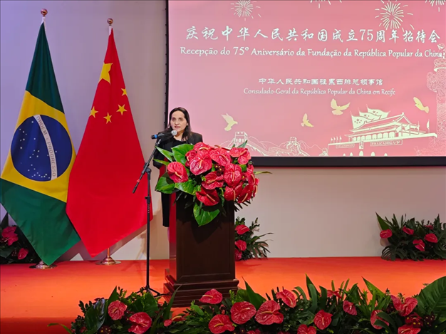 伯南布哥州州長(zhǎng)代表、科技廳長(zhǎng)維達(dá)爾在招待會(huì)上致辭。 中國(guó)駐累西腓總領(lǐng)館供圖