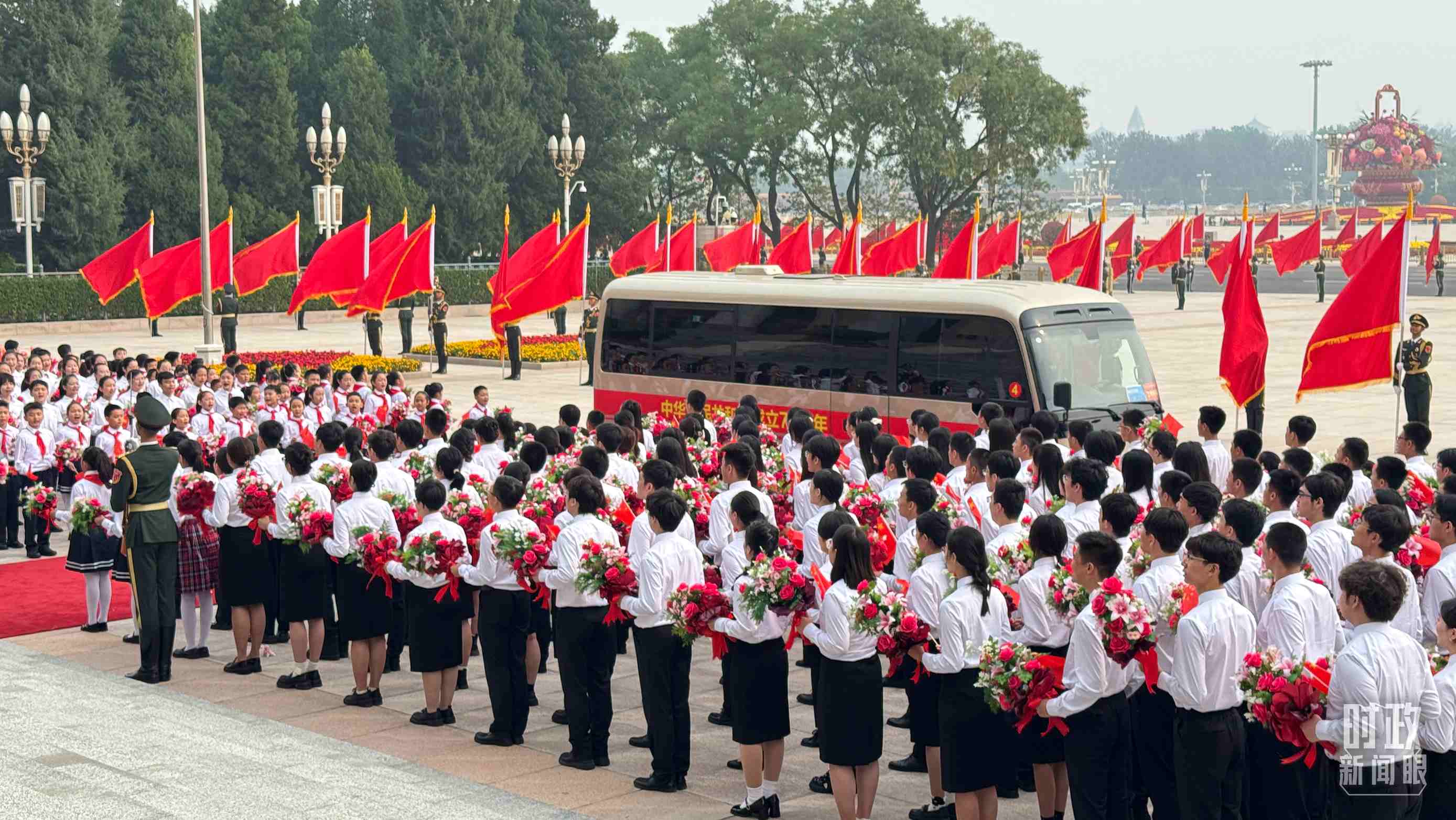 2024年9月29日，人民大會(huì)堂外，少先隊(duì)員列隊(duì)迎接英雄模范。（總臺(tái)央視記者蔣碩拍攝）