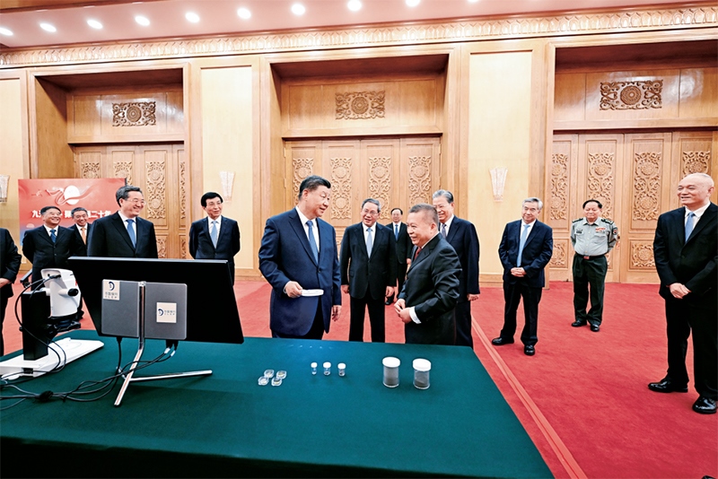 2024年9月23日，黨和國家領(lǐng)導(dǎo)人習(xí)近平、李強(qiáng)、趙樂際、王滬寧、蔡奇、丁薛祥、李希等在人民大會堂接見探月工程嫦娥六號任務(wù)參研參試人員代表并參觀月球樣品和探月工程成果展覽。這是習(xí)近平等參觀月球樣品和探月工程成果展覽。 新華社記者 謝環(huán)馳/攝