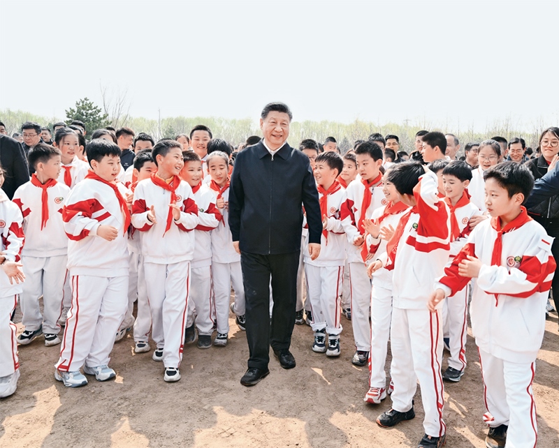 2024年4月3日，黨和國家領(lǐng)導(dǎo)人習(xí)近平、李強(qiáng)、趙樂際、王滬寧、蔡奇、丁薛祥、李希、韓正等來到北京市通州區(qū)潞城鎮(zhèn)參加首都義務(wù)植樹活動。這是習(xí)近平同少先隊(duì)員在一起。 新華社記者 李學(xué)仁/攝
