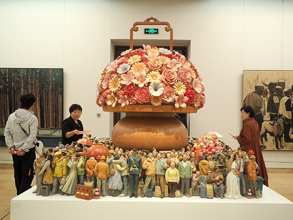 2024年9月28日，觀眾在中國美術(shù)館參觀“慶祝中華人民共和國成立75周年——第十四屆全國美術(shù)作品展覽進(jìn)京作品展”。杜建坡攝。來源：人民圖片網(wǎng)