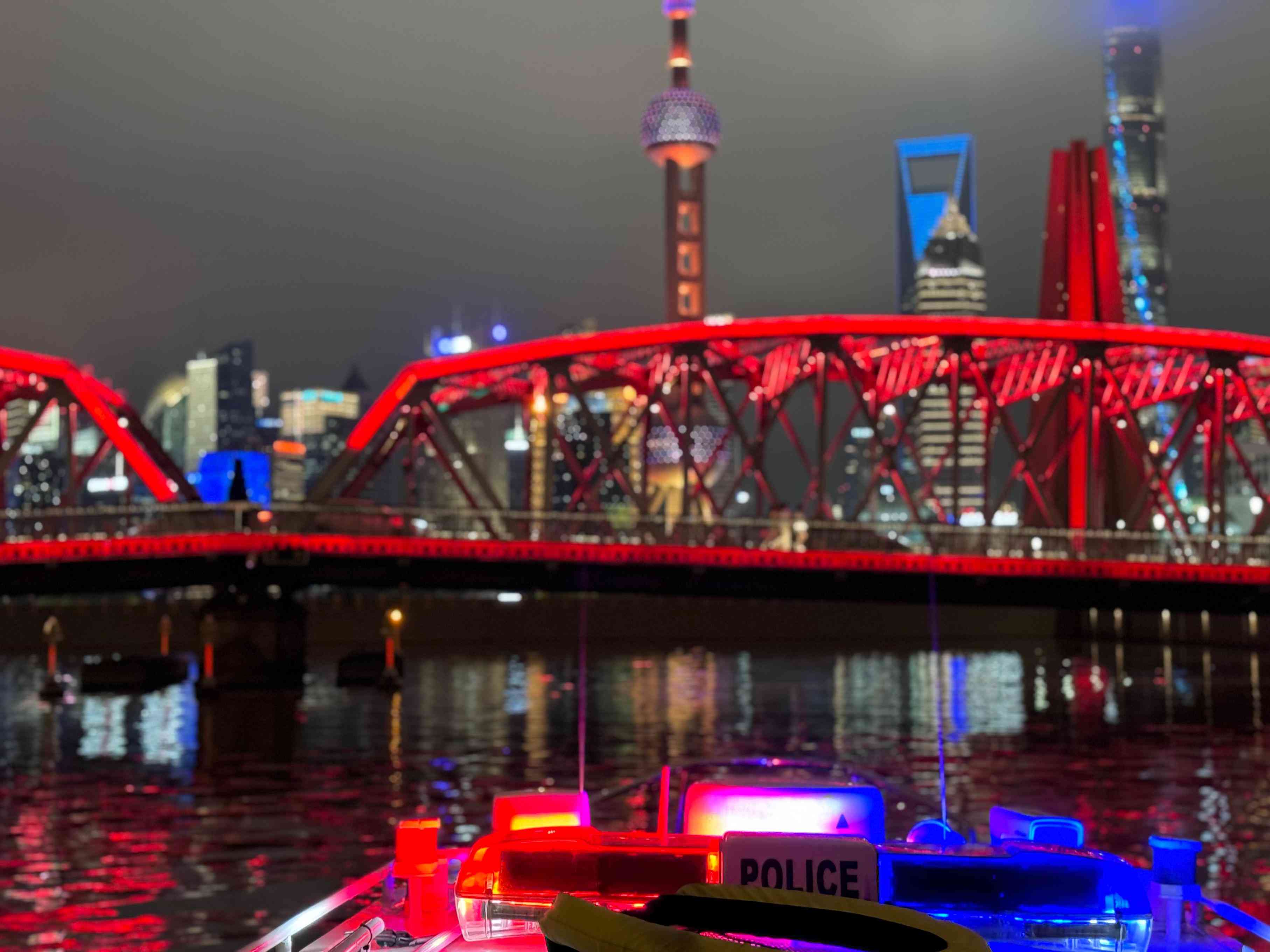 公安艇夜間巡邏。人民網(wǎng)記者 郝萍攝