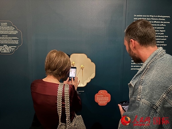  法國觀眾在展區(qū)拍照留念。人民網(wǎng)記者 于超凡攝