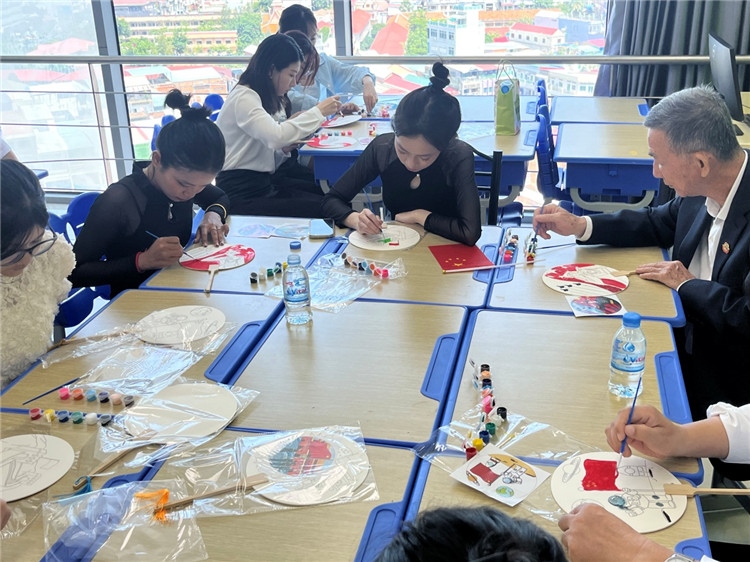 觀眾們在體驗畫扇。Sem Sophea攝