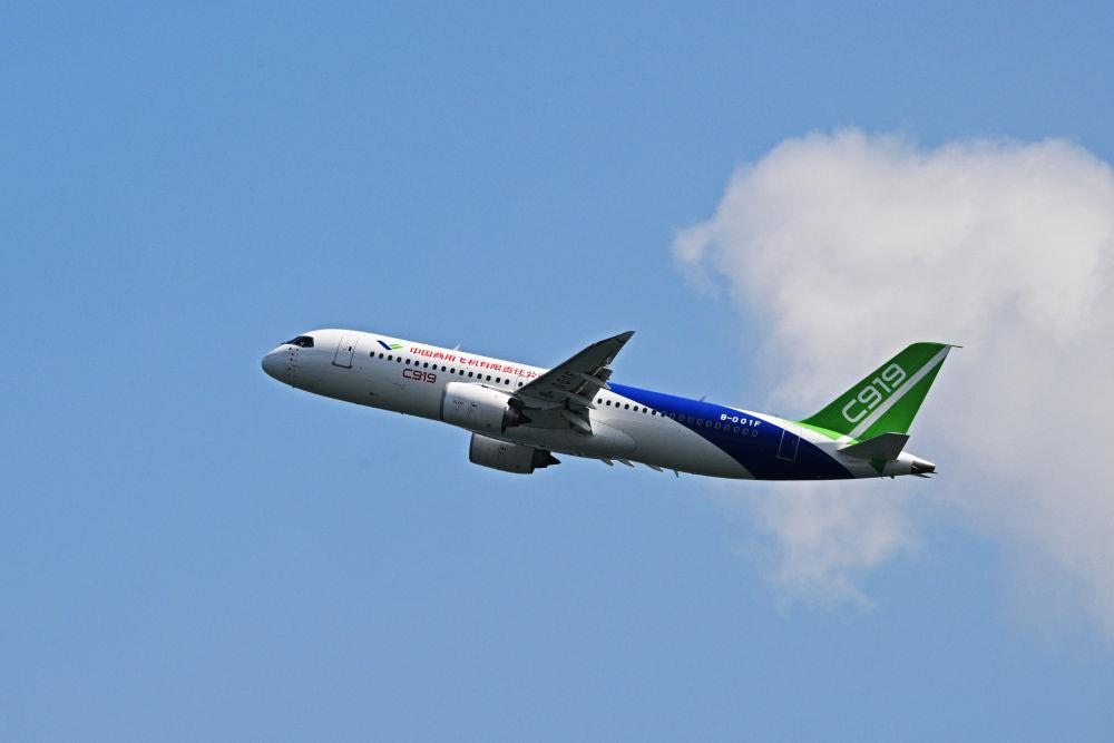 2024年2月18日，中國(guó)國(guó)產(chǎn)大型客機(jī)C919在新加坡航展開(kāi)幕前進(jìn)行預(yù)演飛行。