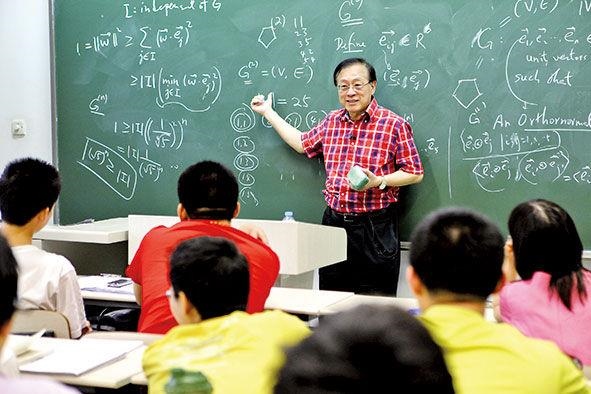 姚期智為清華大學(xué)學(xué)生授課。