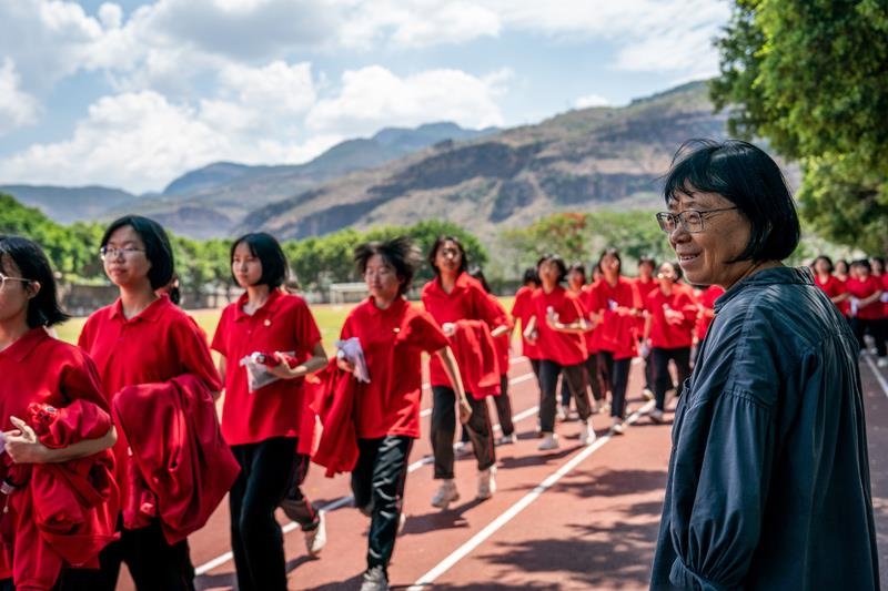 2024年6月7日，高考第一天，云南麗江華坪女高校長(zhǎng)張桂梅組織走出考場(chǎng)的學(xué)生準(zhǔn)備返回學(xué)校。