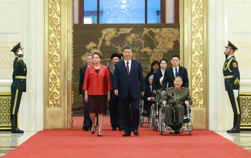 2024年9月29日，中華人民共和國(guó)國(guó)家勛章和國(guó)家榮譽(yù)稱號(hào)頒授儀式在北京人民大會(huì)堂金色大廳隆重舉行。習(xí)近平總書(shū)記同國(guó)家勛章和國(guó)家榮譽(yù)稱號(hào)獲得者一同步入會(huì)場(chǎng)。