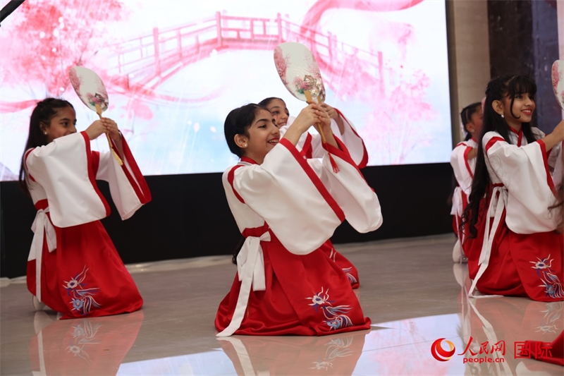 富查伊拉當(dāng)?shù)貙W(xué)校學(xué)生表演節(jié)目。人民網(wǎng)記者任皓宇攝