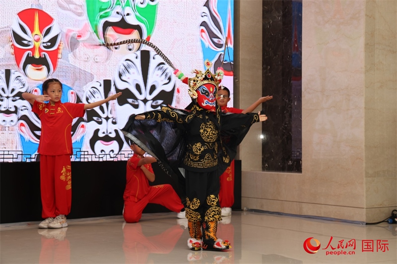 迪拜中國(guó)學(xué)校學(xué)生表演變臉。人民網(wǎng)記者任皓宇攝