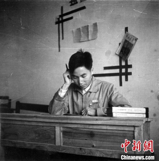 大學(xué)時(shí)期，龍樂豪在教室自習(xí)。(中國(guó)運(yùn)載火箭技術(shù)研究院供圖)
