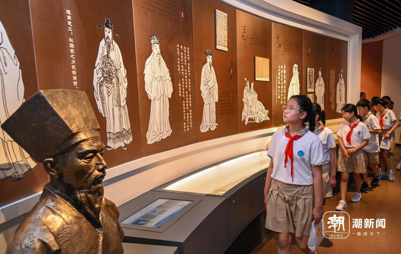 來自杭州市政苑小學的學生走進浙江省檔案館“大寫浙江人”展廳，近距離“觸摸”歷史、走進榜樣、聆聽故事，激發(fā)愛黨愛國愛家熱情。記者 董旭明 攝