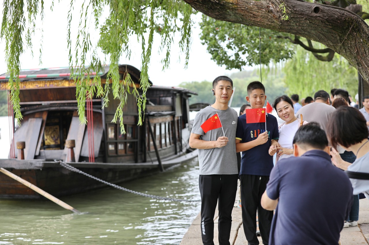 10月1日，市民在浙江省嘉興市南湖景區(qū)參加游園活動。新華社發(fā) 金鵬 攝
