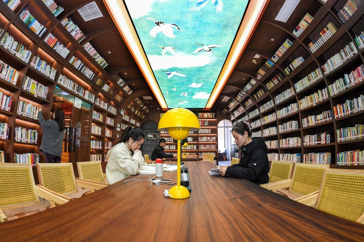 2024年1月4日，讀者在江西省宜春市袁州區(qū)珠泉街道獅子山公園城市書房?jī)?nèi)閱讀、學(xué)習(xí)。新華社發(fā)（周亮 攝）