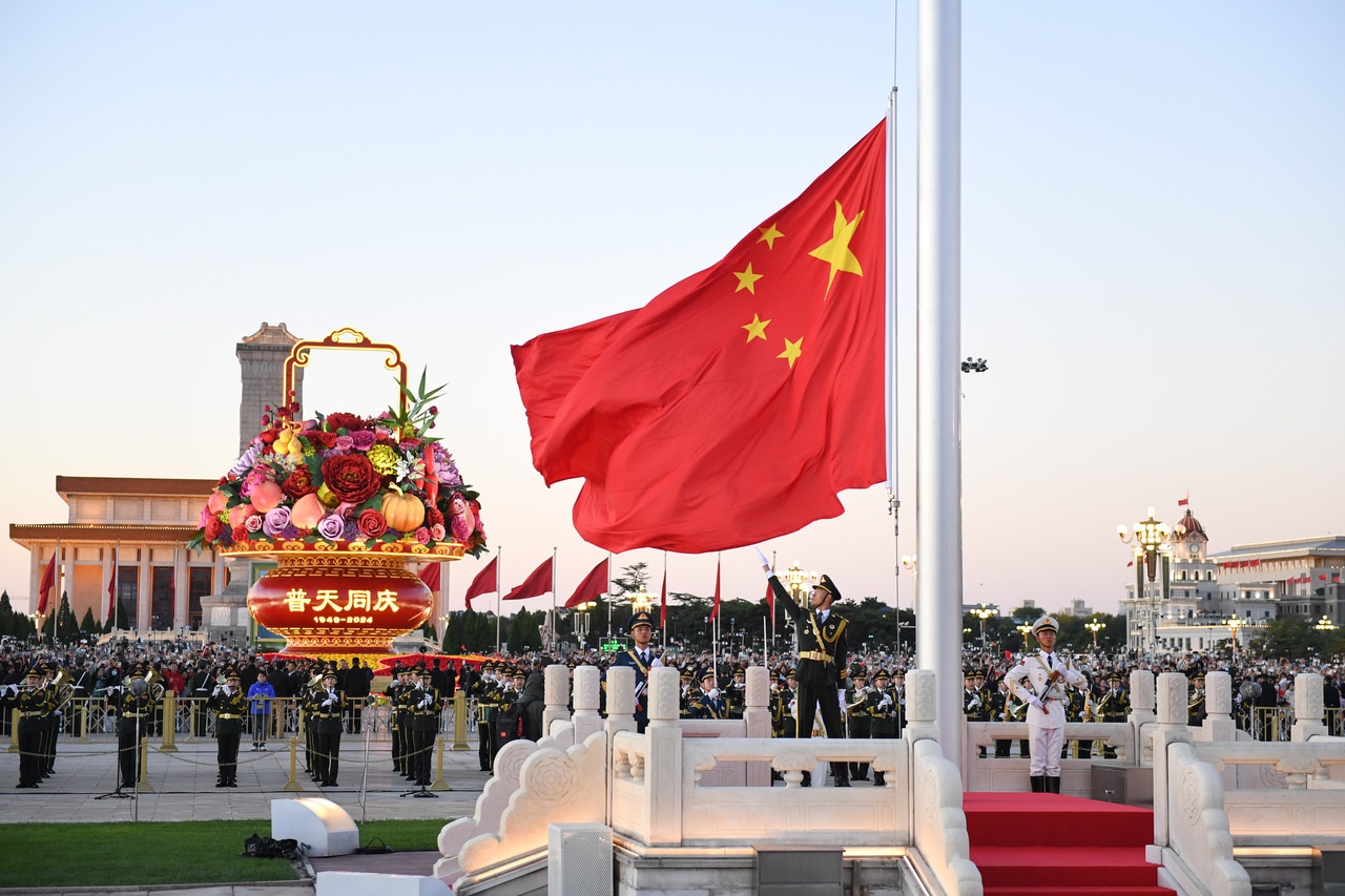 10月1日清晨，隆重的升國旗儀式在北京天安門廣場舉行，慶祝中華人民共和國成立75周年。新華社記者 陳鐘昊 攝