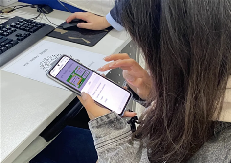 趙女士用手機掃碼預(yù)約幫辦服務(wù)。圖片來源：微信公眾號“上海市普陀區(qū)政務(wù)服務(wù)中心”