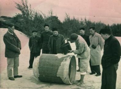 谷文昌（左一）與工程技術(shù)人員解決地下水供給（資料照片）。谷文昌帶領(lǐng)群眾修建了22座水庫和705處永久性水利工程，緩解了東山縣水資源極度缺乏的難題。