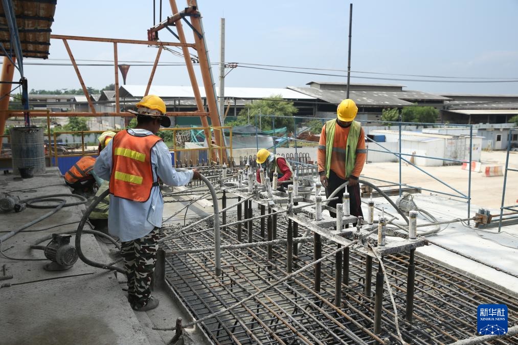10月11日，工人在位于泰國大城府的中泰高鐵項目4-3標段施工現(xiàn)場作業(yè)。新華社記者 孫瑋彤 攝